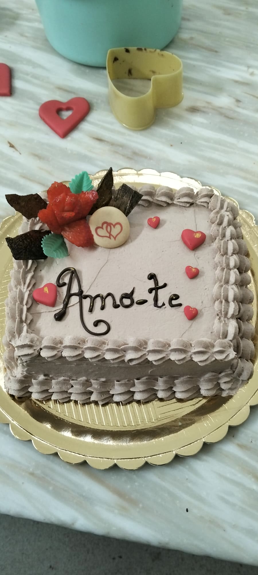 Bolo quadrado decorado com corações, morangos e a mensagem Amo-te
