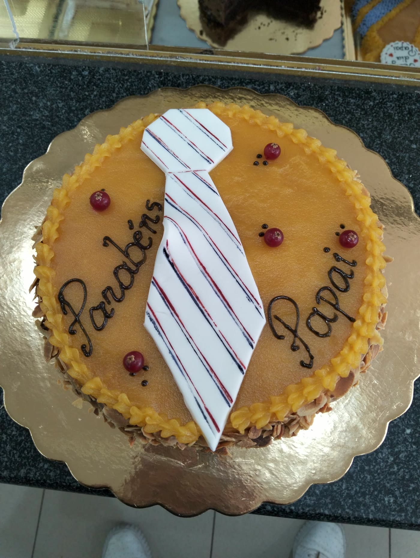 Bolo redondo decorado com gravata e mensagem para o Dia do Pai