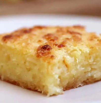 Bolo de mandioca caseiro, dourado no forno
