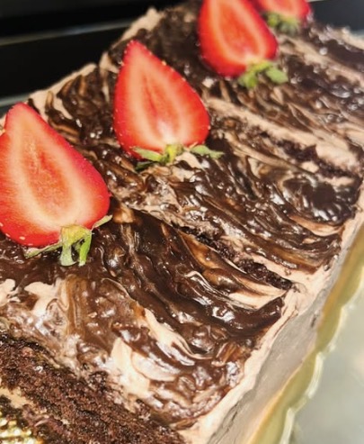 Bolo de chocolate com morangos frescos por cima