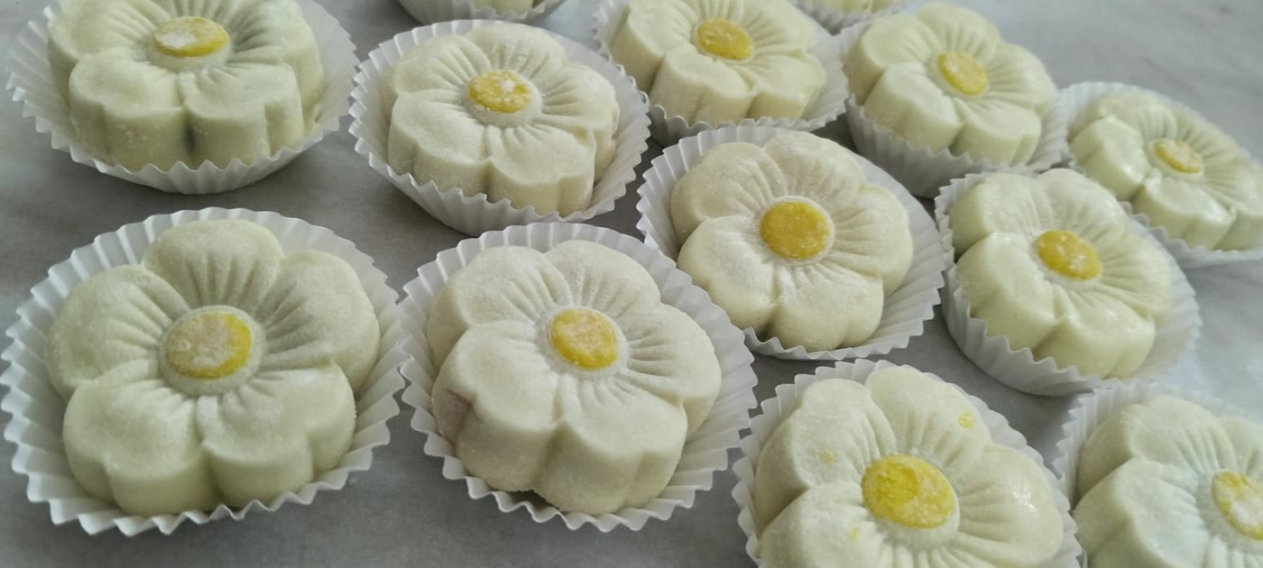 Doces individuais decorados com flores delicadas em creme