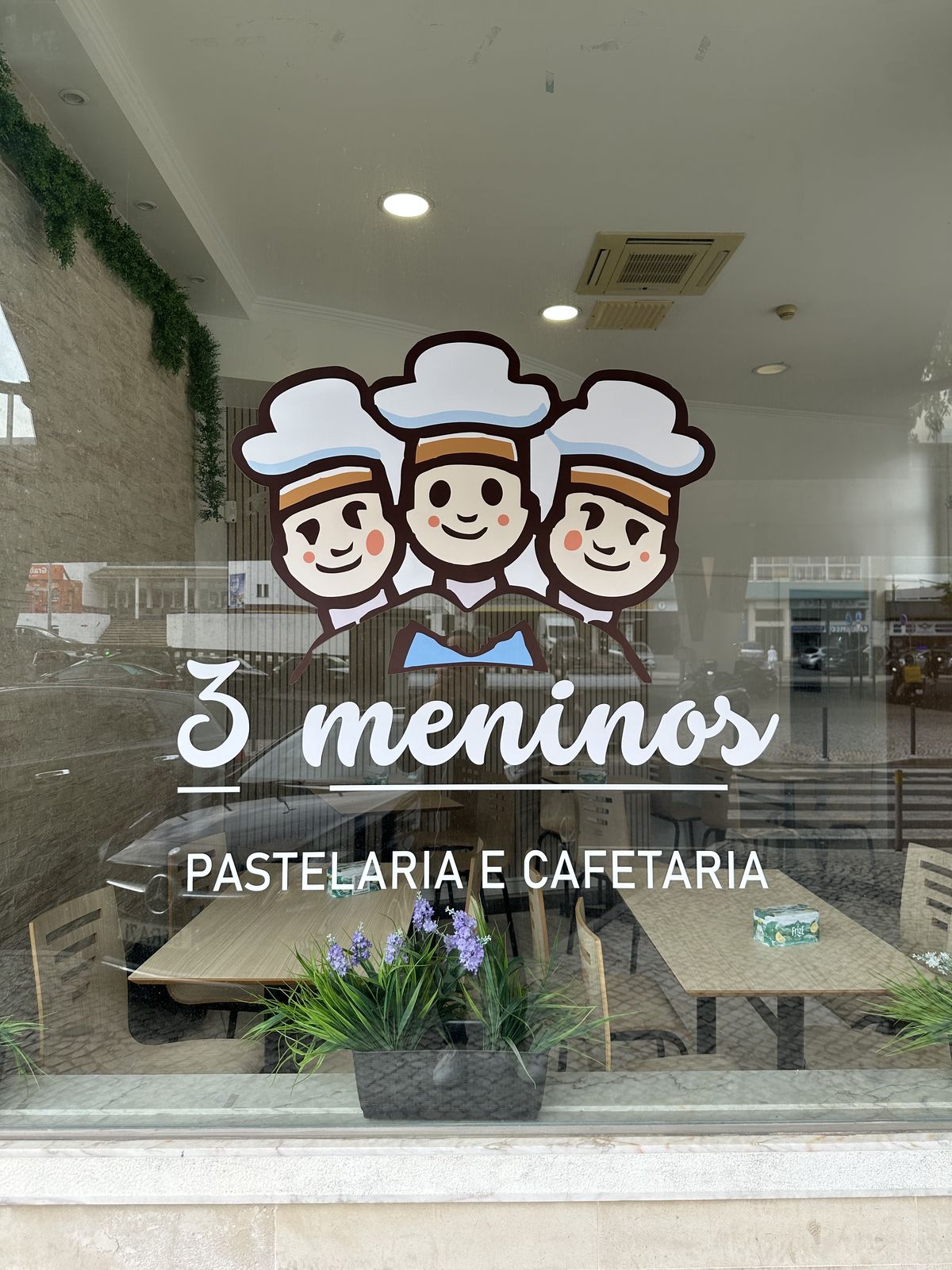 Fachada da Pastelaria 3 Meninos na Rua 1º de Maio, Moscavide